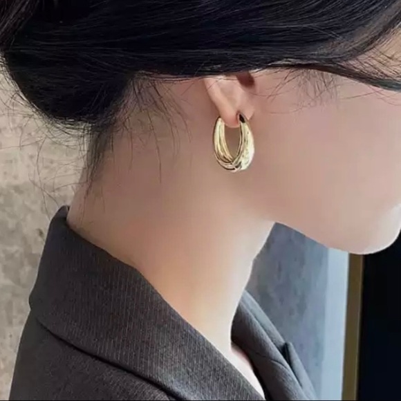 Jewelry - Gold huggie oval earrings